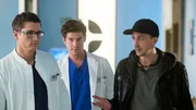 ARD IN ALLER FREUNDSCHAFT - DIE JUNGEN ÄRZTE FOLGE 146, "Alte Wunden", am Donnerstag (12.07.18) um 18:50 Uhr im ERSTEN. Ben Ahlbeck (Philipp Danne, M.) kann kaum mit ansehen, wie Elias (Stefan Ruppe, l.) seinem alten Schulfreund Bolle (Simon Werdelis, r.), nicht nur Geld borgt, sondern ihm auch gleich seine EC-Karte gibt. | ©ARD/Jens Ulrich Koch ARD IN ALLER FREUNDSCHAFT - DIE JUNGEN ÄRZTE FOLGE 146, "Alte Wunden", am Donnerstag (12.07.18) um 18:50 Uhr im ERSTEN. Ben Ahlbeck (Philipp Danne, M.) kann kaum mit ansehen, wie Elias (Stefan Ruppe, l.) seinem alten Schulfreund Bolle (Simon Werdelis, r.), nicht nur Geld borgt, sondern ihm auch gleich seine EC-Karte gibt. | ©ARD/Jens Ulrich Koch