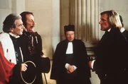 Gerichtspalast: Der Graf de Morcerf (Jean Rochefort, 2.v.l.) stellt dem Staatsanwalt de Villefort (Pierre Arditi, l.) den bereits in Paris angekommenen Graf von Monte Christo (Gérard Depardieu) vor. Gerichtspalast: Der Graf de Morcerf (Jean Rochefort, 2.v.l.) stellt dem Staatsanwalt de Villefort (Pierre Arditi, l.) den bereits in Paris angekommenen Graf von Monte Christo (Gérard Depardieu) vor.
