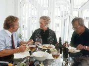 Frau Schimmerlos (Ernie Singerl), Babys Mutter hat f&uuml;r ihren Sohn (Franz Xaver Kroetz, l) und seinen Freund und Fotografen Herbie (Dieter Hildebrandt, r.) ein gutes Essen gekocht. Dass die beiden mit ihren Gedanken ganz woanders sind, beeindruckt die alte Dame nur wenig.