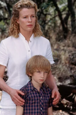 In der Wildnis Kenias hat Kuki (Kim Basinger) ein besonderes Auge auf ihren Sohn Emanuele (Liam Aiken).