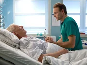 MDR Fernsehen IN ALLER FREUNDSCHAFT FOLGE 687, "Mit anderen Augen", am Sonntag (07.06.15) um 18:05 Uhr. Dr. Martin Stein (Bernhard Bettermann, li.) erkl&auml;rt seinem Vater Otto (Rolf Becker, li.), dass ihm bei seinem Motorradunfall nichts passiert ist, er aber bei der Untersuchung mit einer akuten Durchblutungsst&ouml;rung zusammengebrochen ist. Somit kann er von Gl&uuml;ck reden, dass er den Unfall hatte, sonst h&auml;tten sie es nicht so schnell entdeckt und Otto h&auml;tte sehr wahrscheinlich in n&auml;chster Zeit einen Schlaganfall bekommen. Nun haben sie die Chance mit einer OP, die verstopfte Halsschlagader zu reinigen.