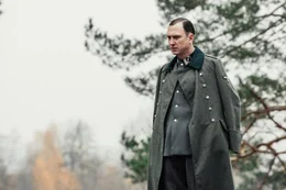 SS-Hauptsturmf&uuml;hrer Klaus Koch (Lars Eidinger) erkennt mit finsterer Miene, dass er mutma&szlig;lich zum Narren gehalten wurde.
