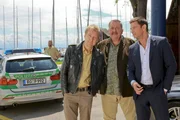 Auf einer Segelyacht wird eine Leiche gefunden. Die Kommissare Hofer (Joseph Hannesschl&auml;ger, M.), Hansen (Igor Jeftić, r.) und Polizist Mohr (Max M&uuml;ller, l.) ermitteln, wer Edmund Westfal erschlagen hat.