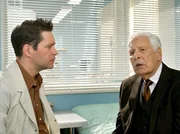 MDR Fernsehen IN ALLER FREUNDSCHAFT FOLGE 353, "Auf Distanz", am Dienstag (06.08.13) um 11:45 Uhr. Joseph Frahm (Friedrich Schoefelder, re.), der Vater des Gesundheitsdezernenten Steffen Frahm, kommt mit einer Platzwunde in die Sachsenklinik.Sein behandelnder Arzt Dr. Philipp Brentano (Thomas Koch) ordnet ein Routine-CT an, um die Ursache f&uuml;r den Sturz zu erfahren.