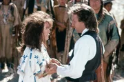 Offizier Dunbar (Kevin Costner) trifft auf Steht mit einer Faust (Mary McDonnell), eine wei&szlig;e Frau, die von dem Stamm adoptiert wurde. Es entsteht eine Verbindung zwischen den beiden, als sie sich &uuml;ber ihre jeweiligen Kulturen austauschen.