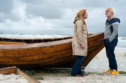 Camping-Kalle (Christoph M. Ohrt) und Desiree (Diana Amft) sitzen im selben Boot: Beiden steht finanziell das Wasser zum Hals.