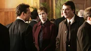 Die Detectives Megan Wheeler (Julianne Nicholson) und Mike Logan (Chris Noth, r.) befragen Ajay Khan (Stephen Schnetzer). Wer k&ouml;nnte einen Mordanschlag auf eine Politaktivistin aus Sri Lanka ver&uuml;bt haben?