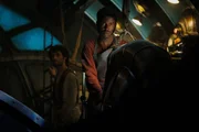 Boniface (Pacharo Mzembe, r.) und Turan (Arlo Green, l.) bringen das U-Boot auf Kurs. Boniface (Pacharo Mzembe, r.) und Turan (Arlo Green, l.) bringen das U-Boot auf Kurs.