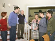 Roland Heilmann &uuml;berreicht Jakob ein Geschenk. Pia Heilmann, Roland Heilmann, Friedrich Steinbach, Charlotte Gauss, Jakob Heilmann und Vladi Nemetz.