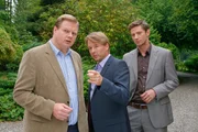 Wegen Fehlinvestitionen in den Kletterpark soll sich das Opfer mit Gesch&auml;ftspartner Georg Grabner (Serge Falck, M.) heftig gestritten haben. Die Cops Hartl (Michael A. Grimm, l.) und Hansen (Igor Jeftić, r.) ermitteln.