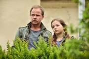 Micha Oberl&auml;nder (Matthias Koeberlin, l.) und seine Tochter Luna (Fiona Katharina Neumeier. r.) schauen der Reiterprozession, dem Blutritt, zu. Doch dann bekommt der Ermittler einen wichtigen Anruf.