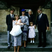 Familie Wichert versammelt sich anl&auml;&szlig;lich der Taufe von Klein-Sabastian zum Gruppenfoto vor dem Eingang der Kirche v.li.n.re.: Jochen Schroeder, Anja Sch&uuml;te, Maria Sebaldt, Stephan Orlac, Friedrich Sch&uuml;tter).