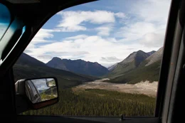 Der Alaska Highway &uuml;berquert die Rocky Mountains.