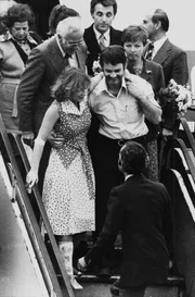 Flughafen Frankfurt/Main, 18.10.1977: J&uuml;rgen Vietor, Co-Pilot, Deutschland, und die am Bein verletzte Gabi Dillmann, Stewardess, Deutschland, kehren mit weiteren Geiseln der von Terroristen entf&uuml;hrten Lufthansa-Maschine "Landshut" nach Deutschland zur&uuml;ck.