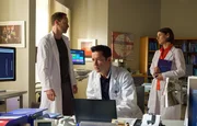 Dr. Philipp Brentano (Thomas Koch, mi.) wird im &Auml;rztezimmer unfreiwilliger Zuh&ouml;rer eines Gespr&auml;chs: Dr. Maria Weber (Annett Renneberg, re.) freut sich seit Wochen auf einen Konzertabend mit Dr. Kai Hoffmann (Julian Weigend, li.), doch nun muss dieser absagen, da er Dienst hat.