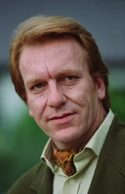 Dr. Clive Warnford (Clive Wood) mag die alten Menschen nicht, die er im Seniorenheim ärztlich betreut. Dr. Clive Warnford (Clive Wood) mag die alten Menschen nicht, die er im Seniorenheim ärztlich betreut.