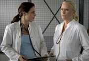 Nicole Sommer (Jenny Elvers-Elbertzhagen, rechts) l&auml;sst sich nur ungern von ihrer Chefin Dr. Susanne Mertens (Elisabeth Lanz) etwas sagen. Das Verh&auml;ltnis der beiden Frauen ist &auml;u&szlig;erst angespannt.