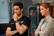 (l-r) Dominic Rains als Dr. Crockett Marcel, Sarah Rafferty als Dr. Pamela Blake