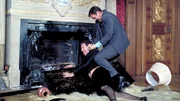 James Bond (Sean Connery, r.) liefert sich einen wilden Kampf mit einem verkleideten SPECTRE-Agenten in einem franz&ouml;sischen Schloss.