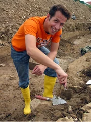 Willi schaufelt am Ausgrabungsort.