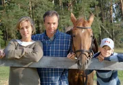 Gl&uuml;cklich vereint: Katja (Muriel Baumeister), Nils (Hannes Jaenicke, 2.v.li.) und der kleine Lukas (Maurice Teichert) mit seinem Pferd Tibor.