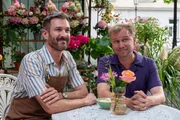 Die Floristen Mirko (Jochen Schropp, l.) und Holger (Robert Stadlober, r.) machen ihrem Freund Yascha vor wie er zuk&uuml;nftig erfolgreicher flirten soll.