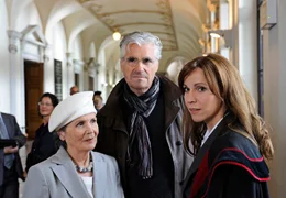 Staranwalt Dr. Mark Degen (Sky Du Mont) und seine Schwiegermutter Franziska Lienbacher (Annemarie D&uuml;ringer, li.) dr&uuml;cken Marks Tochter Ricarda (Doris Schretzmayer) f&uuml;r ihrer ersten Prozess die Daumen.