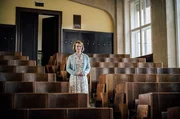 Dr. Ella Wendt (Nina Gummich) ist an die Charit&eacute; versetzt worden. Beeindruckt steht sie im Vorlesungssaal der ber&uuml;hmten Klinik.