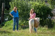 Das Pony von Sophia Kroll (Maria Lanz, r.) hat die Lebensfreude verloren. Kann Tierärztin Dr. Susanne Mertens (Elisabeth Lanz, l.) hier helfen? Das Pony von Sophia Kroll (Maria Lanz, r.) hat die Lebensfreude verloren. Kann Tierärztin Dr. Susanne Mertens (Elisabeth Lanz, l.) hier helfen?