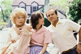 Garrett (Jack Nicholson) sorgt daf&uuml;r, dass das Verh&auml;ltnis zwischen Emma (Debra Winger, M.) und ihrer Mutter Aurora (Shirley MacLaine) herzlicher wird.