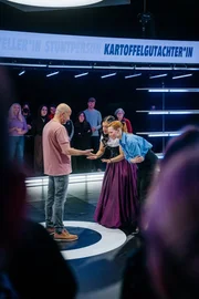 Parshad Esmaeili (M.) und Karoline Herfurth (r.) spielen in "Neo Match up" gegeneinander und m&uuml;ssen die Berufe der Kandidaten und Kanditatinnen erraten.