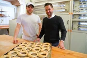 B&auml;ckermeister Florian Binggl (links) und Hoagascht Moderator Richard Deutinger (rechts) in der B&auml;ckerei Binggl, w&auml;hrend ServusTV's VP 2025 Hoagascht AT "Ostern im Lungau" in Tamsweg, Salzburg, &Ouml;sterreich am 26.03.2024.