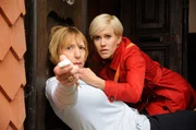 Klara (Wolke Hegenbarth, l.) und Frau Voss (Katharina Blaschke, r.) versuchen, die Flucht von Frau Dr. D&uuml;ssel zu verhindern.