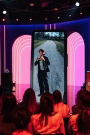 Die G&auml;ste in der Comedy-Gameshow "Neo Social Club" m&uuml;ssen in verschiedenen Spielrunden ihr Spontanit&auml;t und Kreativit&auml;t unter Beweis stellen.