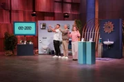 Tom-Lewis (l.), Sandra und Heiko Gebhardt pr&auml;sentieren die Fertigsilikonfugen ee&middot;zee. Sie erhoffen sich ein Investment von 100.000 Euro f&uuml;r 10 Prozent der Firmenanteile.