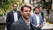 Berliner BKA Kommissar Jan Koller (Roeland Wiesnekker, vorne) besucht den Bruder des Get&ouml;teten BKA Beamten Frank und platzt in seine Hochzeitsfeier.
