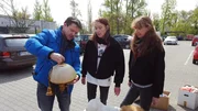 Experte Marco Heuberg, Gabriela und ihre Schwester Brigitte (re.) auf dem Flohmarkt Experte Marco Heuberg, Gabriela und ihre Schwester Brigitte (re.) auf dem Flohmarkt