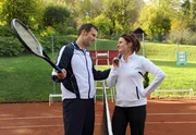 Nils (Florian Stadler, l.) l&auml;sst sich auf eine Tenniswette mit Chandana (Angela Ascher, r.) ein.
