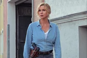 Sichtlich bewegt steht Birgit Reincke (Veronica Ferres) vor dem Kommissariat - ein Moment voller Zweifel und Zerrissenheit. Sichtlich bewegt steht Birgit Reincke (Veronica Ferres) vor dem Kommissariat - ein Moment voller Zweifel und Zerrissenheit.