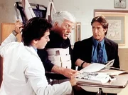 Jack (Scott Baio, l.), Dr. Sloan (Dick Van Dyke, M.) und Steve (Barry Van Dyke, r.) sehen sich die Polizeifotos vom Unfallort an. Mark Sloan ist davon &uuml;berzeugt, dass sein Freund Jonathan Nash ermordet wurde.