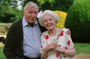 William Smithers (Nigel Davenport) erlebt mit Alice Bly (Phyllis Calvert) einen sp&auml;ten Fr&uuml;hling in der Seniorenresidenz.