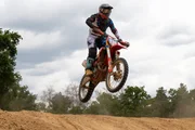 Schon w&auml;hrend des Trainings f&uuml;r das Qualifying der Motocross-Europameisterschaft ist das Adrenalin der Fahrer auf dem H&ouml;hepunkt. Waghalsige Spr&uuml;nge &uuml;ber die h&uuml;gelige Piste geh&ouml;ren da zur Jagd nach der besten Zeit dazu. Zeiten, die wom&ouml;glich zum Motiv f&uuml;r einen Mord wurden.