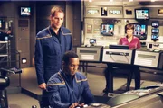 Bei einem Testflug der Enterprise mit Warp 4,9 ist Trip ins Koma gefallen. T'Pol (Jolene Blalock, r.), Archer (Scott Bakula, l.) und Travis (Anthony Montgomery, M.) machen sich gro&szlig;e Sorgen um ihn ...