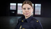 Als Polizeianw&auml;rterin ist Sara (Amanda Jansson) neu in ihrer Einheit. Nichtsdestotrotz wird sie Hals &uuml;ber Kopf in den harten Alltag einer Polizistin geworfen und sieht sich st&auml;ndig mit neuen Herausforderungen konfrontiert.
