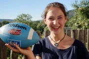 Trapezk&uuml;nsterlin Lilli mit einem Football.