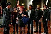 L-R: Aaron Hotchner (Thomas Gibson), Emily Prentiss (Paget Brewster),  Penelope Garcia (Kirsten Vangsness), David Rossi (Joe Mantegna), Derek Morgan (Shemar Moore) und Dr. Spencer Reid (Matthew Gray Gubler)