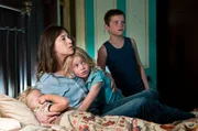 Angst vor dem Sturm: Dawn (Charlotte Gainsbourg) und ihre Kinder Charlie (Gabriel Gotting), Simone (Morgana Davies) und Lou (Tom Russell, re.).