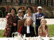 Vorne von links: Friedrich von Thun (K&ouml;nig), Sidonie von Krosigk (Prinzessin Sophie), stehend von links: Margret Schepers (Redaktion), Uschi Reich (Produktion), Franziska Buch (Regie), Alexander Ficher-Koesen (Kamera).