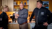 Der pensionierte Kollege Willi Schipper (Wolfgang Finck, M.) genie&szlig;t es, wieder im PK zu sein und versucht Franzi (Rhea Harder-Vennewald, l.) und Hans (Bruno F. Apitz, r.) zu unterst&uuml;tzen - und wenn es auch nur durch guten Kaffee ist.
