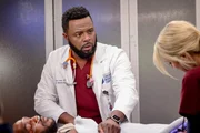 Er betreut seinen Freund aus alten Tagen, v.li.: Jerod Haynes als Terrell Walker, Guy Lockard als Dr. Dylan Scott, Kirsten Hager als Dr. Stevie Hammer